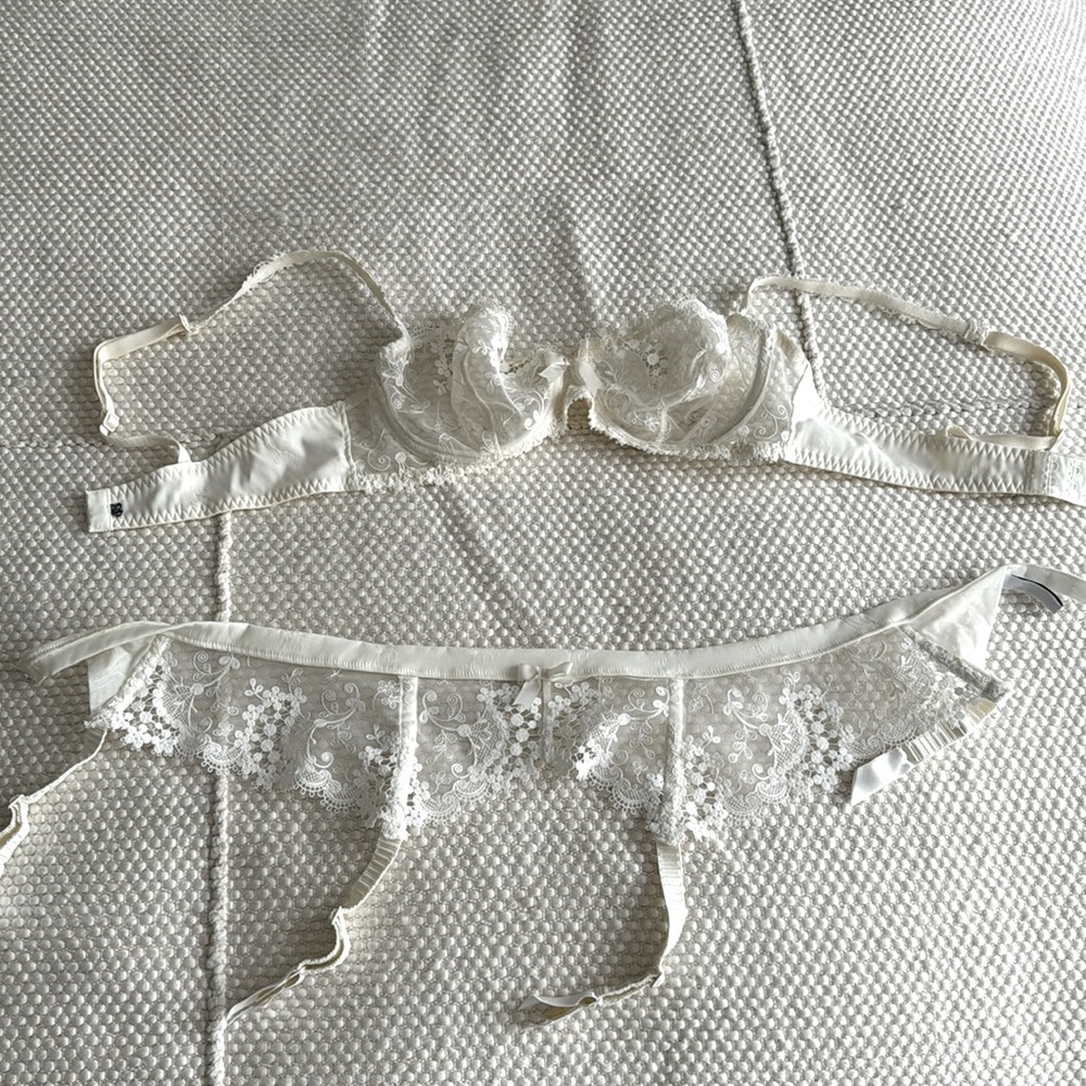 Chic 2-Piece White Lingerie Set by Simon Perele Bra (34B) & Garter Belt (S)